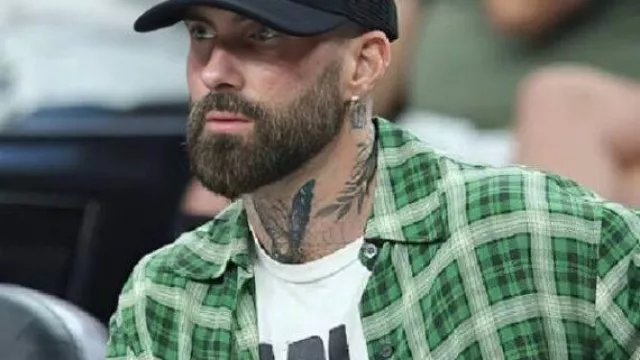 Maroon 5 Green Plaid Shirt worn by Adam Levine in the YouTube video Maroon 5 - Sugar (Official Music Video)
