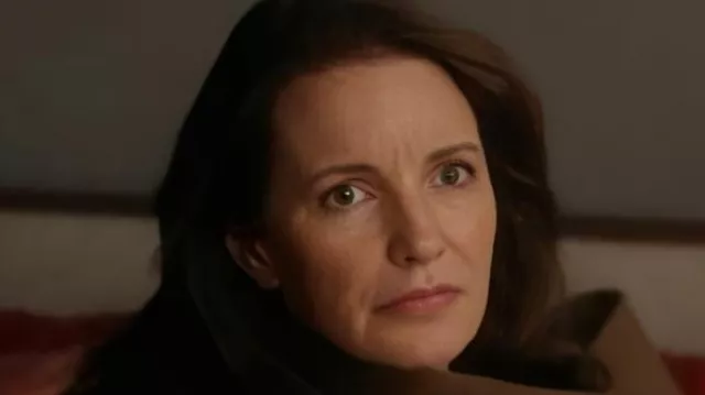 Esta chaqueta de orquídea a cuadros usada por Charlotte York (Kristin Davis) en And Just Like That... (S03E12)