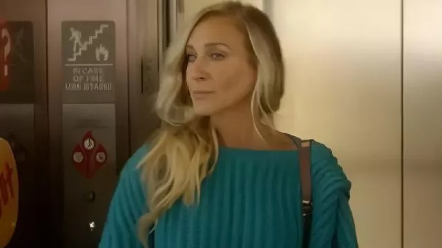 Este suéter de punto azul de Carrie Bradshaw (Sarah Jessica Parker) en And Just Like That... (S03E12)