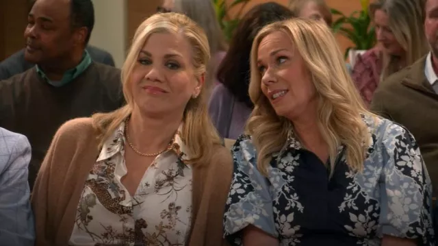 Robe Tuckernuck Blue Fog Delaney portée par Leanne (Leanne Morgan) comme on le voit dans Leanne (S01E15)