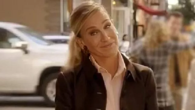 And Just Like That Sarah Jessica Brown Coat worn by Carrie Bradshaw (Sarah Jessica Parker) as seen in And Just Like That… (S03E12)