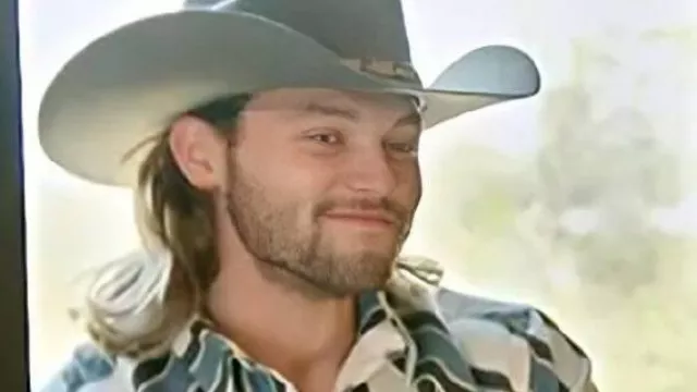 La Dynastie McBee Real American Cowboys Chemise à rayures bleues portée par (Jesse Mcbee) comme on le voit dans The McBee Dynasty : Real American Cowboys (S02E04)