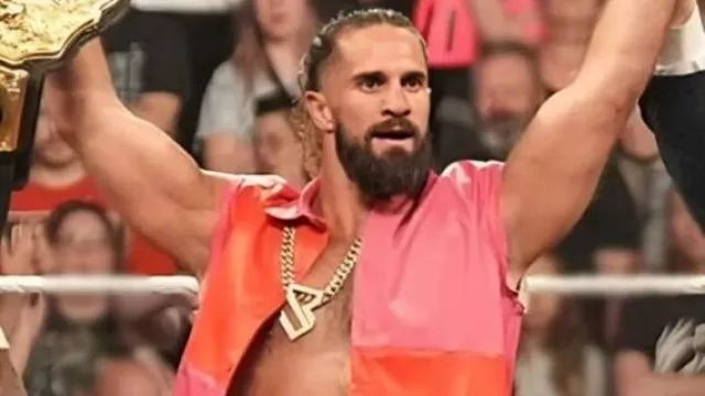 Chaleco de Monday Night RAW 2025 usado por Seth Rollins en el video de YouTube SEGMENTO COMPLETO: LA Knight interrumpe el discurso de Seth Rollins por el Campeonato: Lo más destacado de Raw, 4 de agosto de 2025
