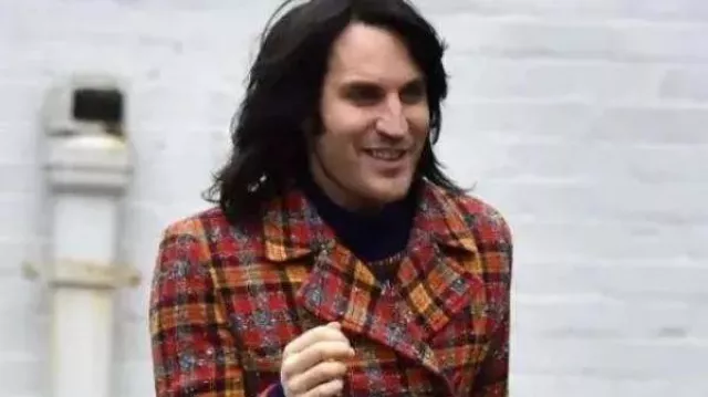 Bake Off Host Noel Fielding Fourrure garnie Coat of Self - Présentateur (Noel Fielding) dans The Great British Bake Off (S04)
