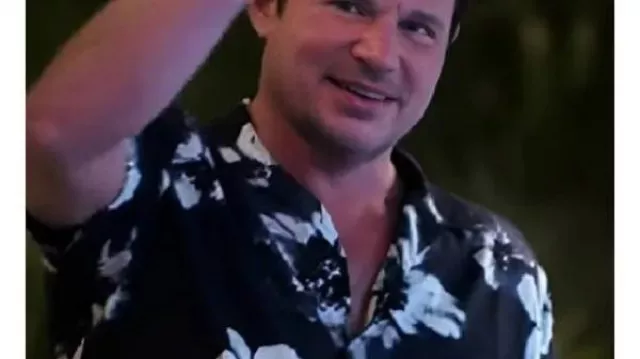 Perfect Match S3 Nick Lachey Chemise à fleurs bleue de soi - Hôte (Nick Lachey) en Perfect Match (S03E05)
