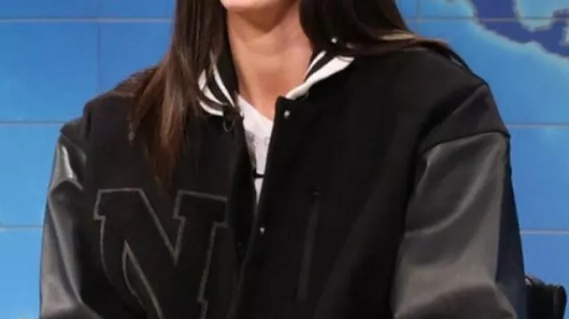 Chaqueta negra Varsity Letterman usada por Caitlin Clark en el Draft de la WNBA - SNL