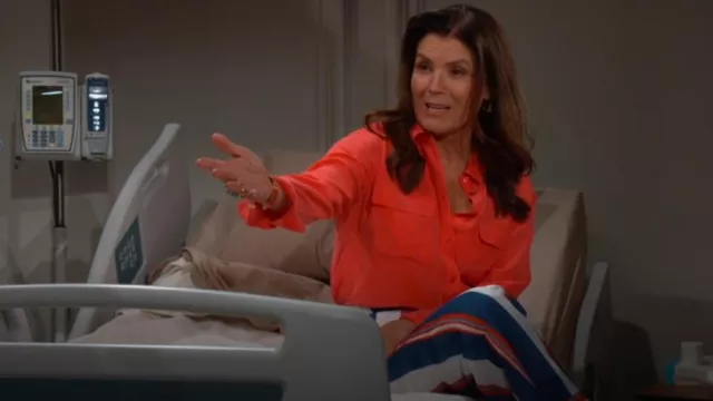Équipement Chemise slim Signature portée par Kimberlin Brown Pelzer (Sheila Carter) telle que vue dans The Bold and the Beautiful le 14 août 2025
