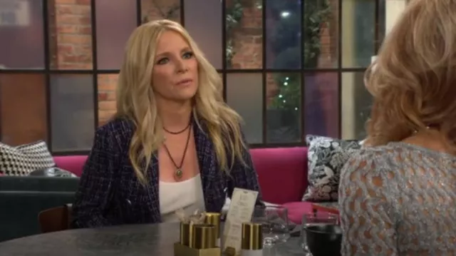 Blazer à double boutonnage écru porté par Christine Blair Williams (Lauralee Bell) comme on le voit dans Les Feux de l’Amour le 14 août 2025