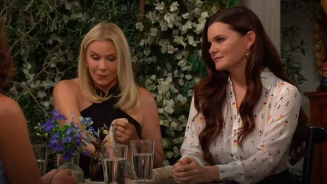 Chemise Alice + Olivia Eloise In Beach Club portée par Heather Tom comme on le voit dans The Bold and the Beautiful le 15 août 2025
