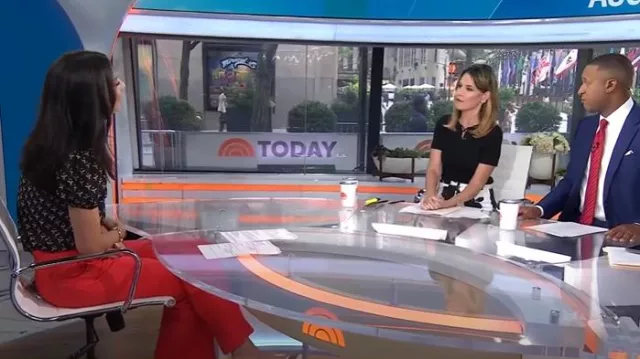 Blouse en soie Alice + Olivia Willa portée par Natalie Azar comme on le voit dans Today with Jenna & Friends le 14 août 2025