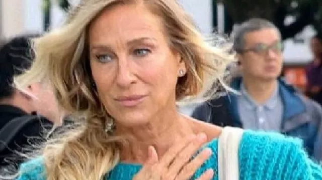 Et juste comme ça S3 Carrie Bradshaw Blue Knit Sweater de Carrie Bradshaw (Sarah Jessica Parker) dans And Just Like That... (S03)