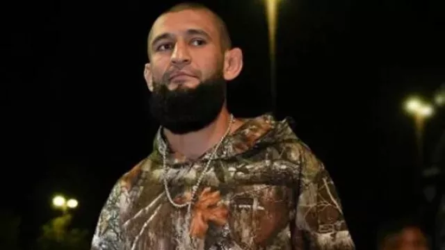Sudadera con capucha de camuflaje UFC 319 usada por (Khamzat Chimaev) como se ve en UFC 319: du Plessis vs. Chimaev