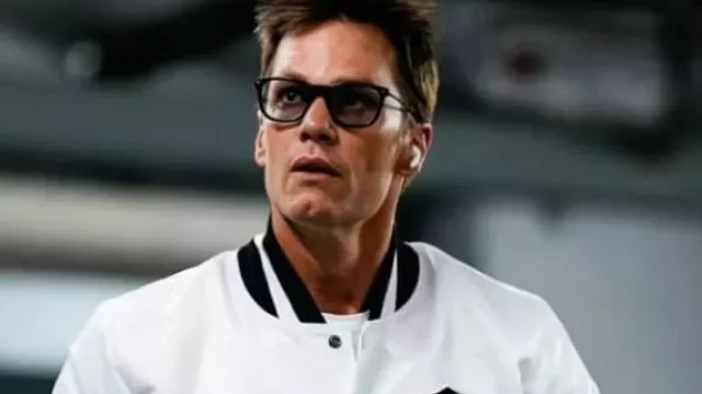 Chaqueta bomber blanca de los Tom Brady Raiders usada por Tom Brady como se ve en Room Raiders