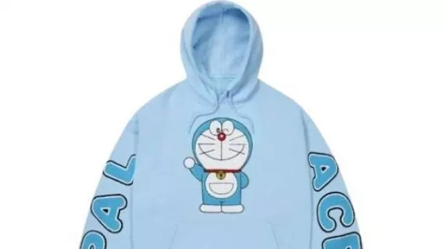 Palace x Doraemon Fleece Hoodie usado por Wasabi Mizuta como se ve en Doraemon (2005)