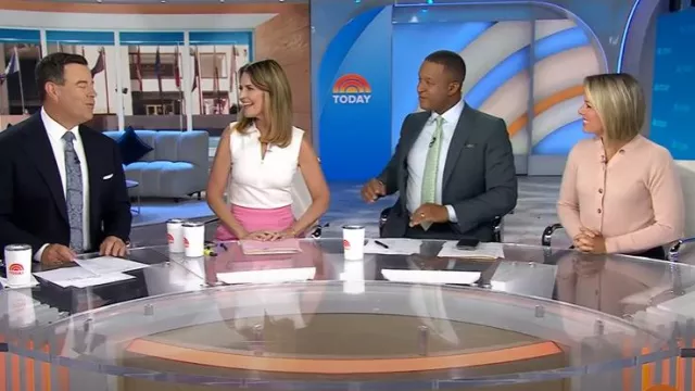 Polo zippé sans manches Akris Punto porté par Savannah Guthrie, comme on le voit dans Today with Jenna & Friends le 18 août 2025