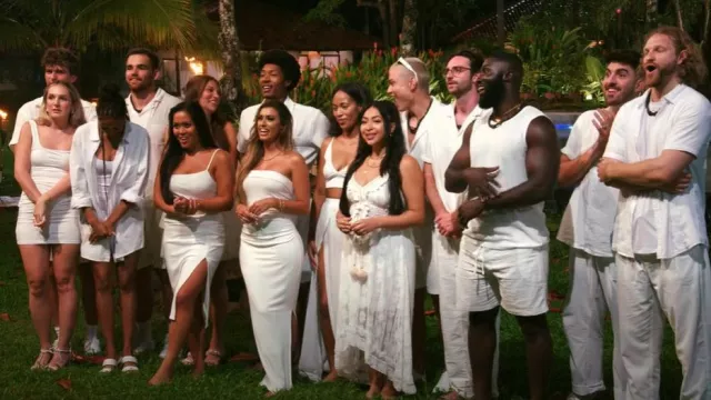 Vestido midi con cuello en V de encaje blanco de Kohls Cupshe usado por Deya como se ve en ¿Eres mi primero? (S01E01)