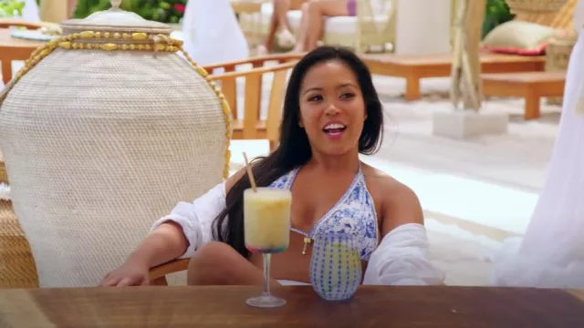 Maillot de bain dos nu 2 pièces Shenhe porté par Katya comme on le voit dans Are You My First ? (S01E01)