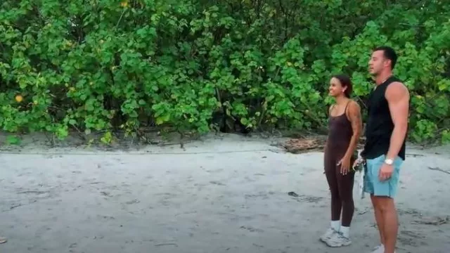 437 El mono en espresso usado por Alexe Godin como se ve en Bachelor in Paradise (T10E08)