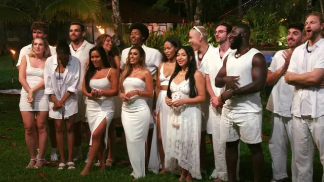 Hello Molly Vestido midi blanco con escote asimétrico y abertura usado por Katya como se ve en ¿Eres mi primero? (S01E01)