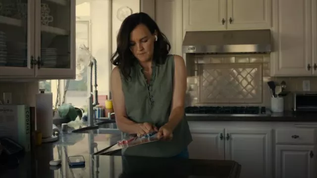 Débardeur Henley texturé en tissu et pierre porté par Katie (Carla gallo) comme on le voit dans Platonic (S02E04)