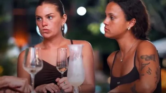Soutien-gorge de sport à fronces American Eagle en marron porté par Jessica Edwards comme on le voit dans Bachelor in Paradise (S10E08)