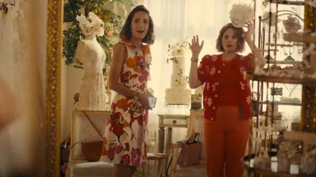 Kate Spade Aubrey Floral Silk Wrap Dress portée par Sylvia (Rose Byrne) comme on le voit dans Platonic (S02E04)