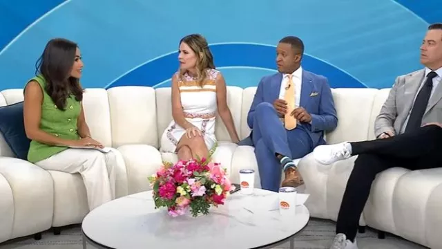 Veste longue fendue boutonnée en tweed rose sans fin portée par Kaylee Hartung comme on le voit dans Today le 19 août 2025