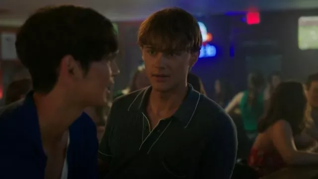 Polo Rails Hardy porté par Conrad Fisher (Christopher Briney) comme on le voit dans L’été où je suis devenu joli (S03E07)