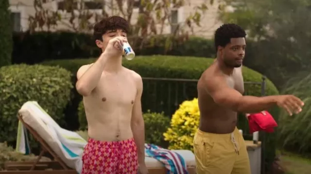 Psycho Bunny Colchester Maillot de bain porté par David Iacono comme on le voit dans L’été où je suis devenu joli (S03E07)