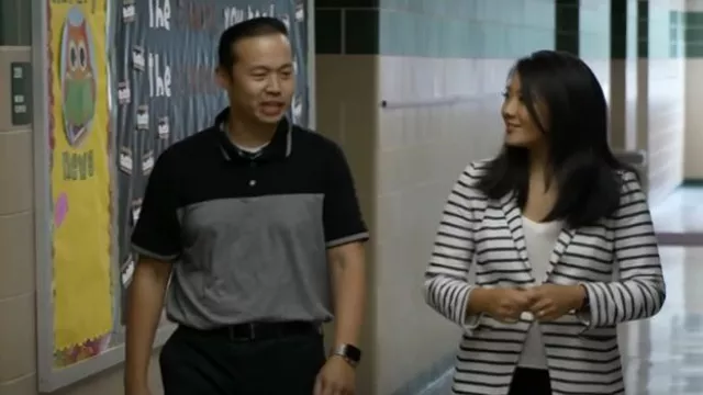 Blazer moderne en tricot rayé loft porté par Nancy Chen comme on le voit dans CBS Mornings le 19 août 2025