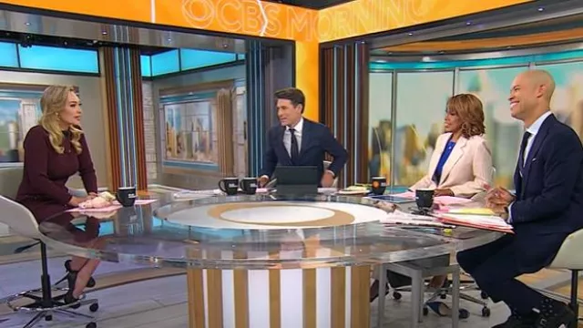Vestido midi de punto con cuello envolvente y cuello acanalado de mezcla de viscosa de Karen Millen usado por Kelly O'Grady como se ve en CBS Mornings el 19 de agosto de 2025