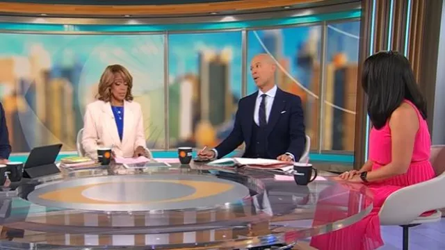 Robe midi plissée smockée Sam Edelman portée par Nancy Chen telle qu’elle a été vue dans CBS Mornings le 19 août 2025