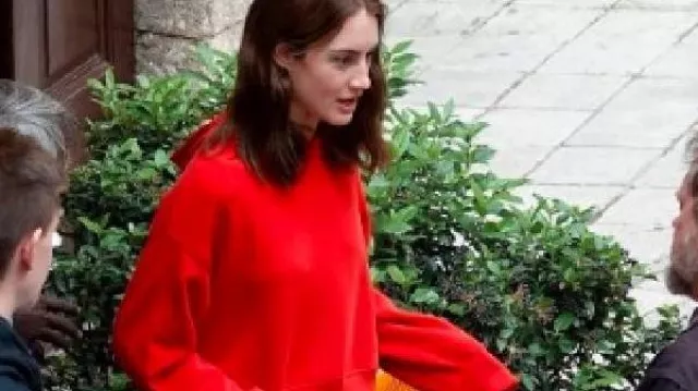 The Twisted Tale of Amanda Knox Grace Van Patten Red Hoodie of Amanda Knox (Grace Van Patten) in The Twisted Tale of Amanda Knox (S01E01)
