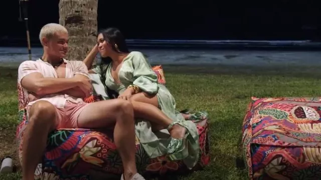 Anthropologie Let Me Be Green Floral Satin Plunge Robe portée par Katya comme on le voit dans Are You My First ? (S01E04)