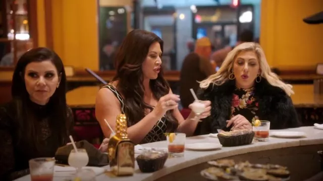 Maje Mini Robe Plissée portée par Emily Simpson comme on le voit dans Les Real Housewives du Comté d’Orange (S19E07)