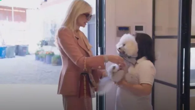 Pantalon large en laine mélangée ceinturé Zimmerman porté par Amanda Cronin comme on le voit dans The Real Housewives of London (S01E01)