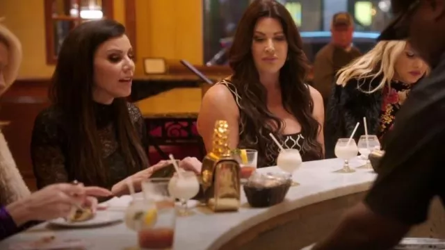 Alice + Olivia Delora Fausse robe longue à col roulé en dentelle portée par Heather Dubrow comme on le voit dans Les vraies femmes au foyer du comté d’Orange (S19E07)