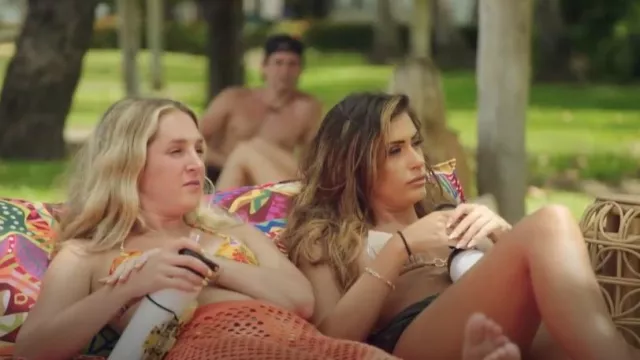 Haut de bikini à volants floraux jaunes Agua Bendita porté par Madi comme on le voit dans Are You My First ? (S01E06)