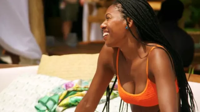 Top de bikini texturizado naranja PacSun usado por Jade como se ve en ¿Eres mi primero? (S01E07)
