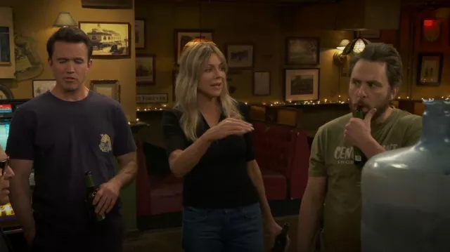 Haut A.L.C. Cooper porté par Deandra 'Dee' Reynolds (Kaitlin Olson) comme on le voit dans It’s Always Sunny in Philadelphia (S17E04)