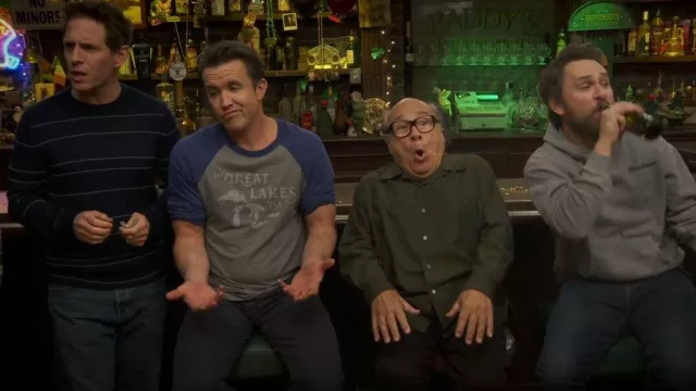 T-shirt de baseball Raglan sans requins et non salé des Grands Lacs porté par Ronald 'Mac' McDonald (Rob McElhenney) comme on le voit dans It’s Always Sunny in Philadelphia (S17E04)