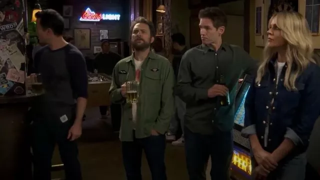 Disfraz de camisa verde del ejército de Retailer Of Awesomeness usado por Charlie Kelly (Charlie Day) como se ve en It's Always Sunny in Philadelphia (S17E06)