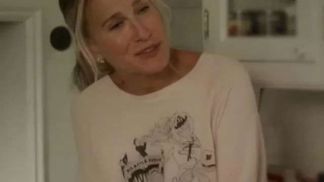 Pink Graphic Sweatshirt worn by Carrie Bradshaw (Sarah Jessica Parker) in And Just Like That… (S03E12) || And Just Like That Sarah Jessica Parker Pink Graphic Sweatshirt