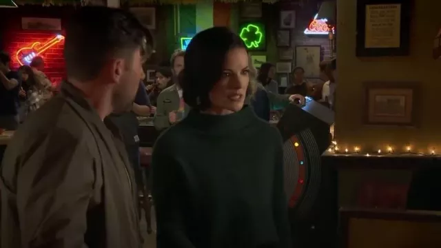 Vince Pull en peluche en cachemire à col entonnoir porté par Tammy comme on le voit dans It’s Always Sunny in Philadelphia (S17E06)