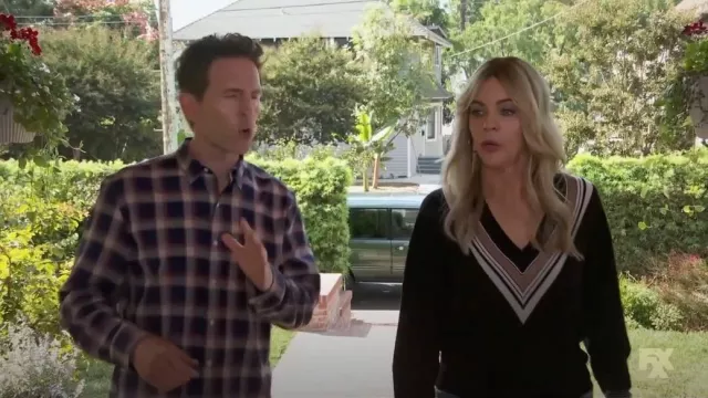 Reiss Abi V Neck Sweater porté par Deandra 'Dee' Reynolds (Kaitlin Olson) comme on le voit dans It’s Always Sunny in Philadelphia (S17E06)