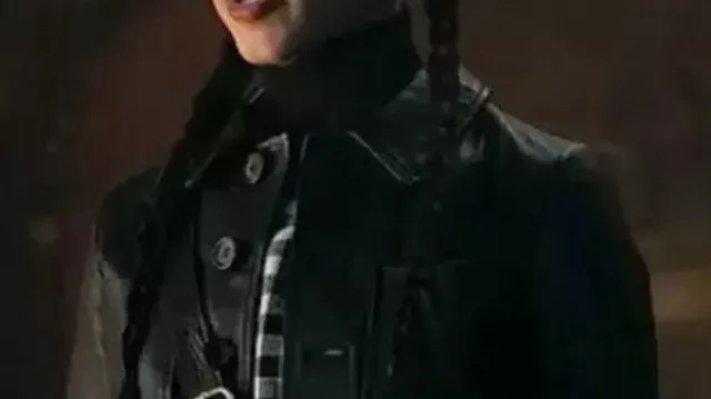 Mercredi S01 Jenna Ortega Veste en cuir noir portée par Mercredi Addams / Goody Addams (Jenna Ortega) dans Mercredi (S02)