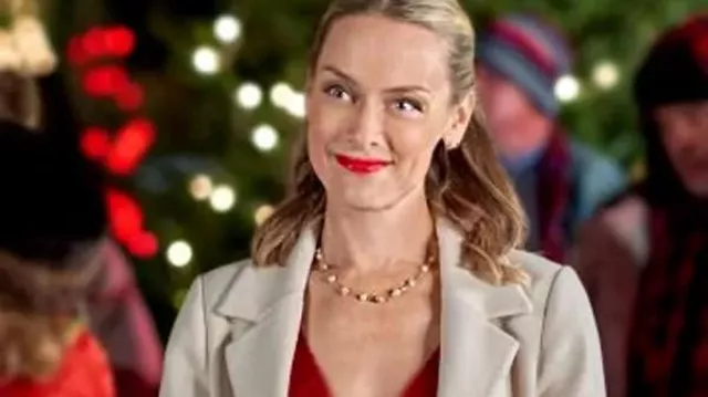 Kate Gabriel Christmas Island Movie Trench-coat beige porté par Kate Gabriel (Rachel Skarsten) comme on le voit dans Christmas Island