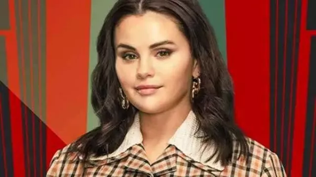 Only Murders In The Building S03 Selena Gmez Veste à carreaux portée par Mabel Mora (Selena Gomez) comme on le voit dans Only Murders in the Building (S03)