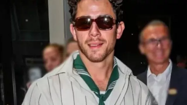 Fossil presenta una camisa a rayas de cena Fossil usada por Nick Jonas en Priyanka chopra con su esposo Nick Jonas #shorts #priyankachopra #nickjonas #statusvideo???????????? #ytshorts