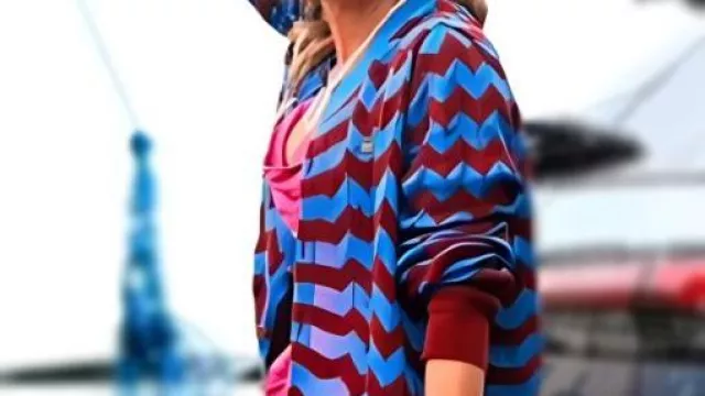 Cárdigan Chevron usado por Carrie Bradshaw (Sarah Jessica Parker) en And Just Like That... (S03)